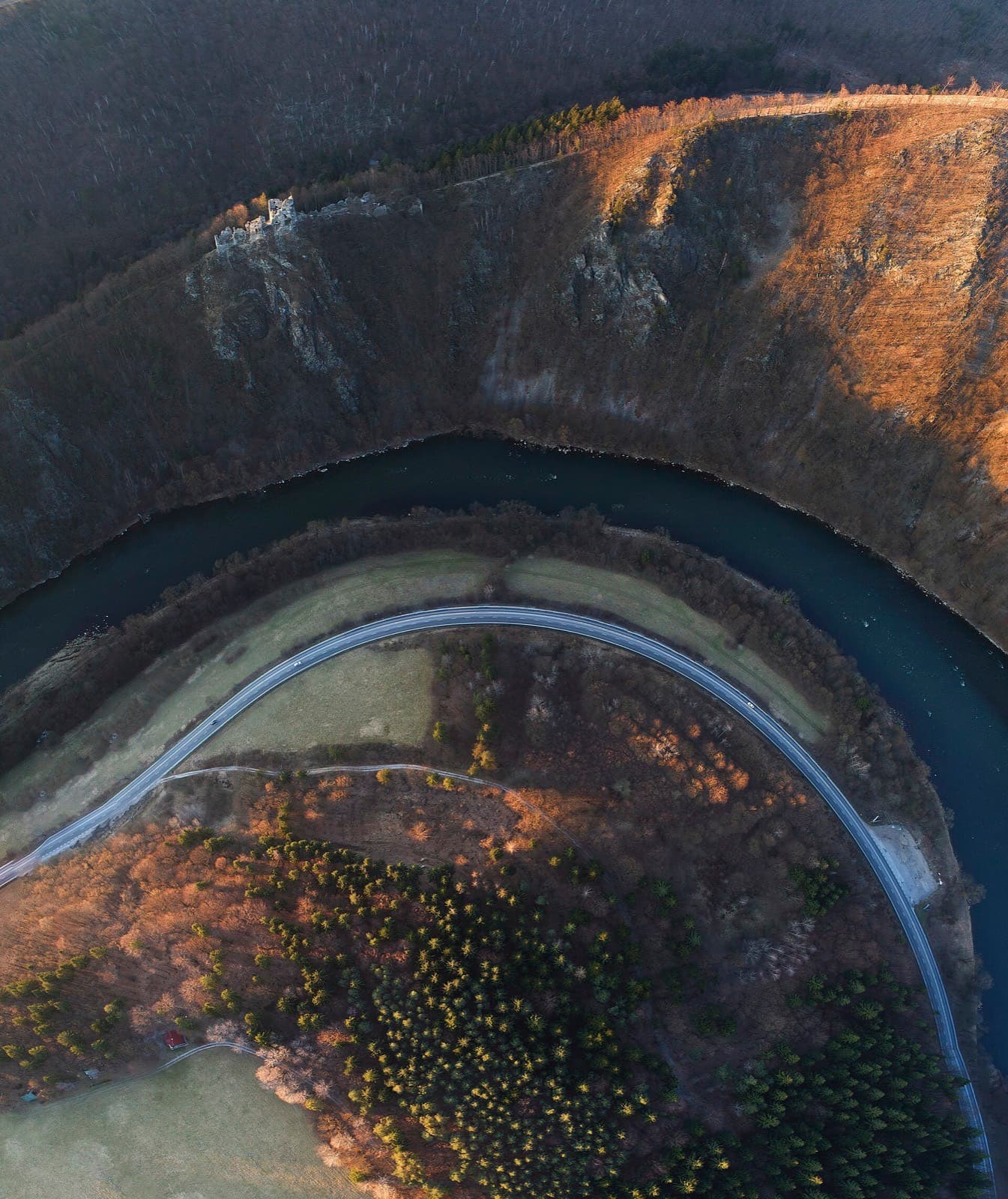 Domašínsky meander Váhu pri hrade