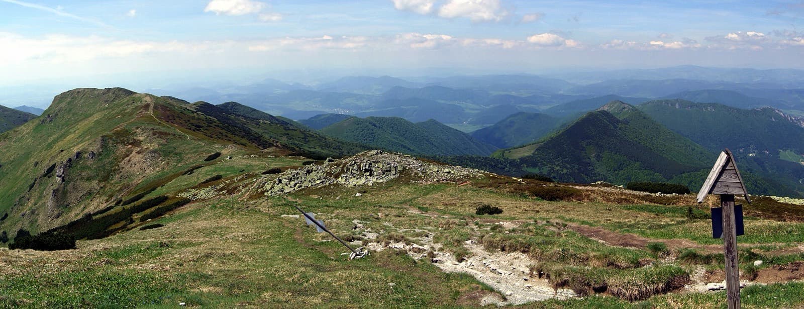 panoráma hlavného hrebeňa Krivánskej Malej Fatry, ktorý Suchý uzatvára na juhu