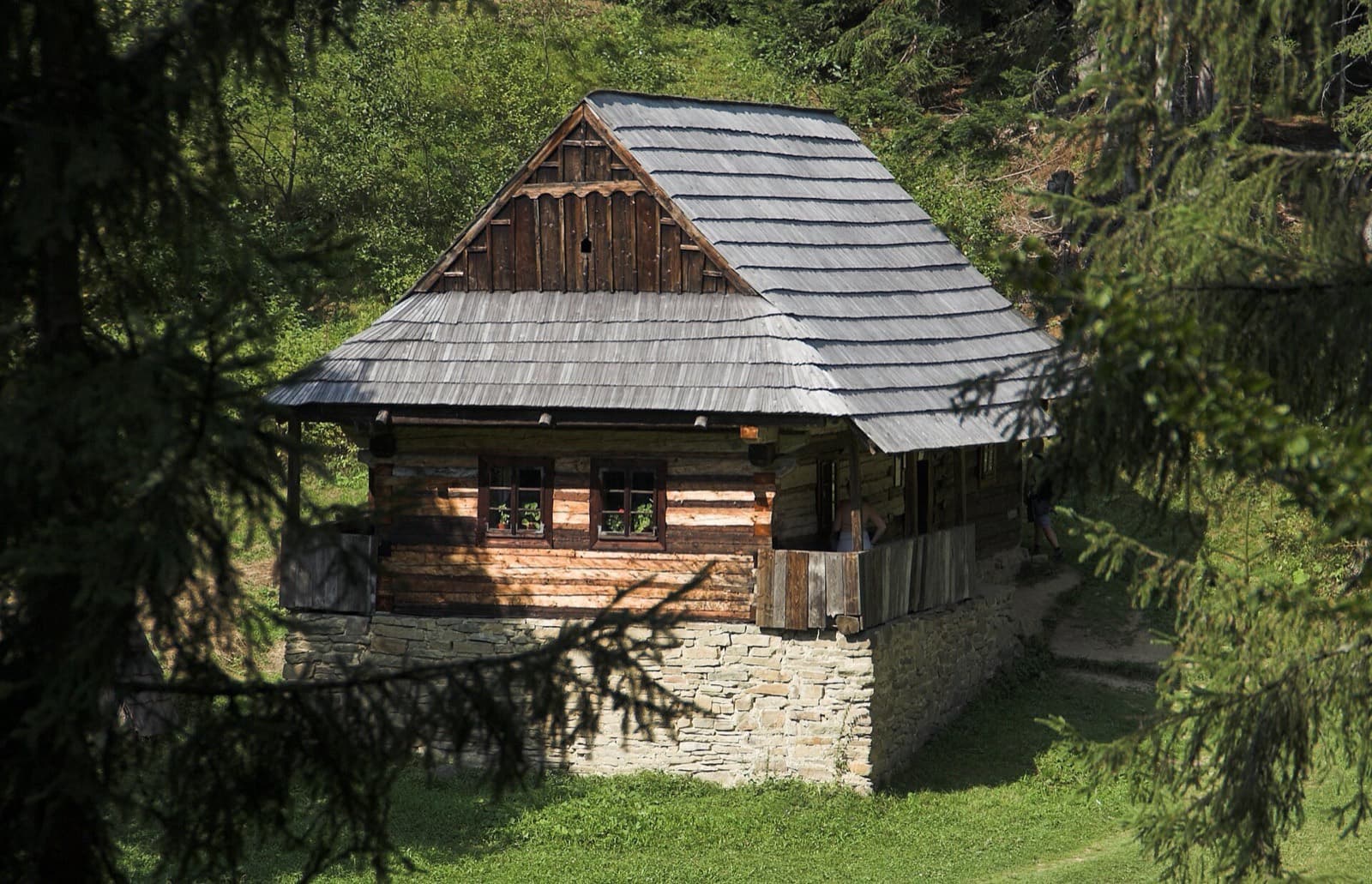 obytný dom so šindľovou strechou v skanzene