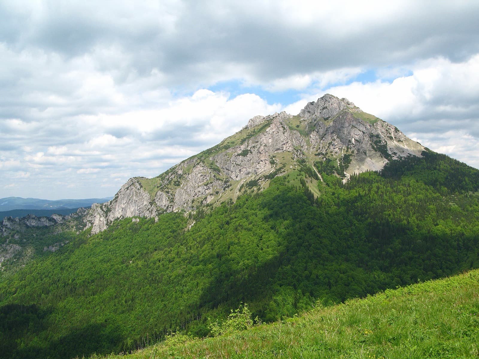 Veľký Rozsutec, dominanta výhľadov z doliny